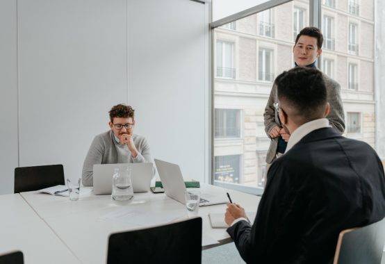 gerente-proyecto-felicitando-al-superintendente-trabajo-resultados-exitosos-oficina (1)